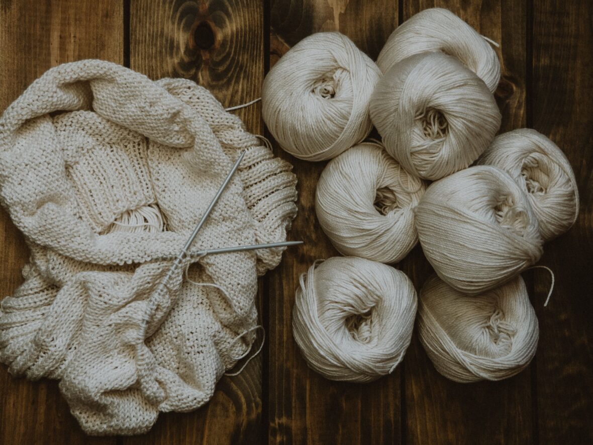 sweter robiony na drutach